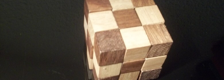 Casse-tête : le snake cube 3x3x3 en bois et sa solution